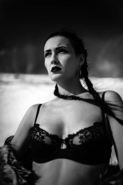 kız benim sutyen ve ceket sahilde