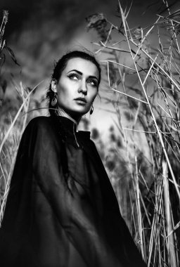 Siyah pelerin seksi kız