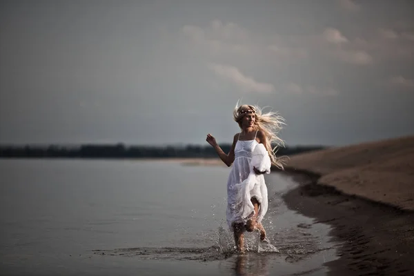 Chica Corriendo Agua Con Spray — Foto de Stock
