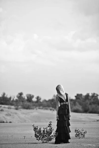 Μια Νεαρή Ξανθιά Κοπέλα Περπάτημα Στο Μακρύ Μαύρο Φόρεμα Στην — Φωτογραφία Αρχείου