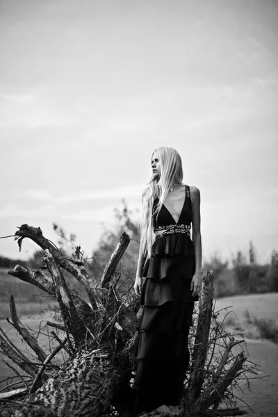 Una Joven Rubia Caminando Largo Vestido Negro Desierto — Foto de Stock