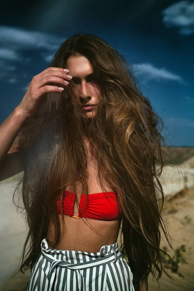 Hermosa Chica Bronceada Con Pelo Largo Oscuro Desierto — Foto de Stock