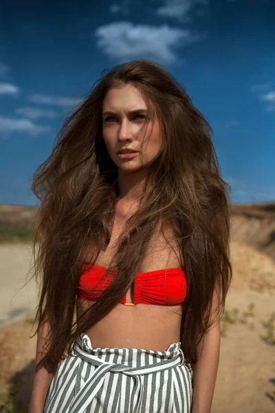 Hermosa Chica Bronceada Con Pelo Largo Oscuro Desierto — Foto de Stock