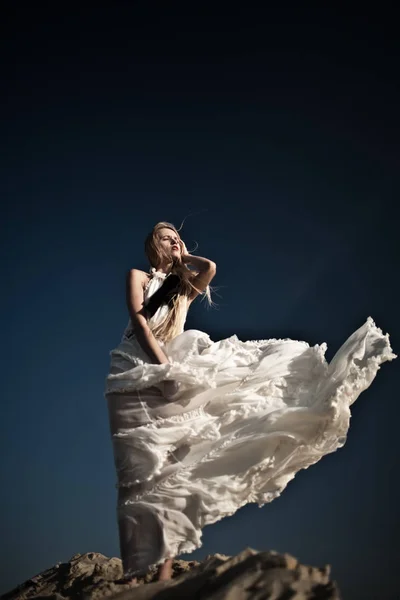 Невеста Длинном Белом Платье Моря — стоковое фото