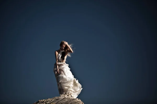 Sposa Abito Lungo Bianco Riva Mare — Foto Stock