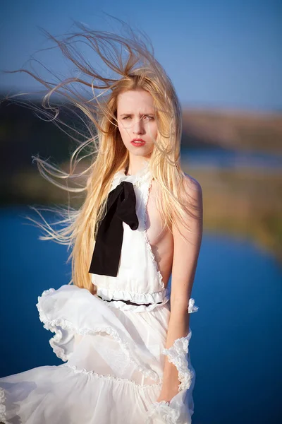 denizin kenarında uzun beyaz elbiseli gelin