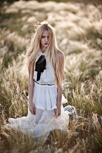 Delgada Rubia Vestido Blanco Largo Naturaleza — Foto de Stock