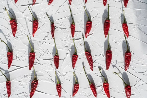 Gedroogde hele pepers arrangement op witte stenen tafel — Stockfoto