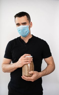 Solunum hastalıklarına, gribe ve koronavirüse karşı korumak için solunum maskesi takan bir adam.