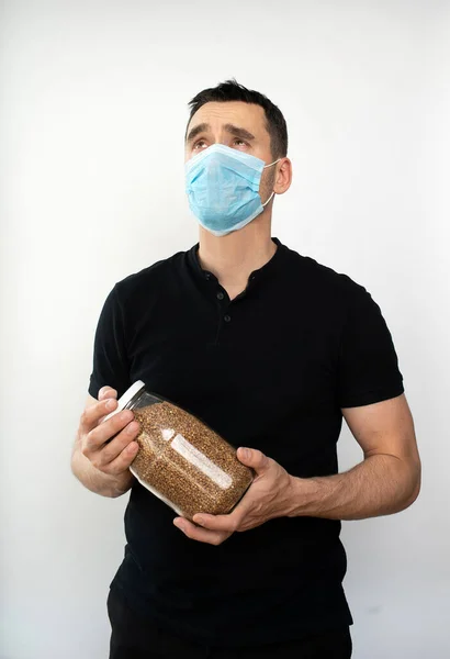 Muž Respirační Maskou Ochranu Proti Onemocněním Dýchacích Cest Přenášeným Vzduchem — Stock fotografie