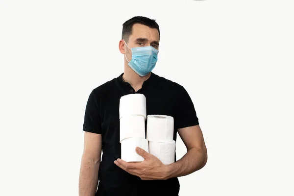 一个身穿黑色T恤 戴着医疗面罩 头戴卫生纸 背景为白色的年轻人 — 图库照片