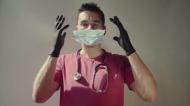 Siyah eldivenli doktor koruyucu bir maske takıyor.