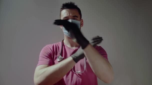 Een Arts Met Een Masker Handschoenen Kijkt Met Gekruiste Armen — Stockvideo