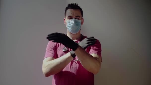 Arts Draagt Een Masker Handschoenen Kijkt Naar Camera Met Gekruiste — Stockvideo