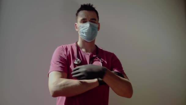 Een Arts Met Een Masker Handschoenen Kijkt Met Gekruiste Armen — Stockvideo