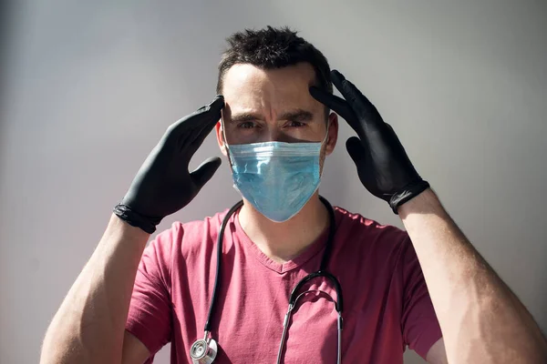 一个戴着防护面具和手套的男人把双手放在脸上 令人毛骨悚然的情绪 世界上的考罗纳威斯 — 图库照片