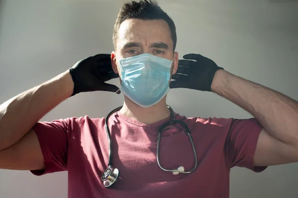 Dünyadaki Coronavirus. Yeni Coronavirus (2019-2020), mavi tıbbi maskeli bir adam. Koronavirüs karantinası..