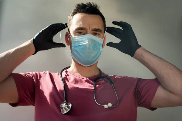世界上的考罗纳威斯新的验尸官 2019 2020 一个戴蓝色医疗面罩的男人 Coronaviruses检疫概念 — 图库照片
