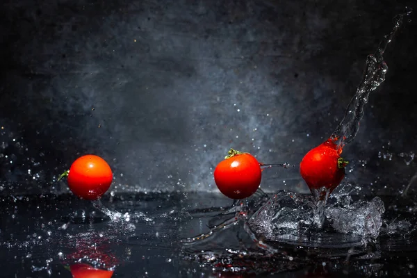 Rode Tomaten Gewassen Water Druppels Geïsoleerd Grijze Achtergrond — Stockfoto