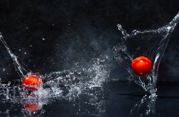 Vliegende Rode Tomaten Water Druppels Een Grijze Achtergrond — Stockfoto