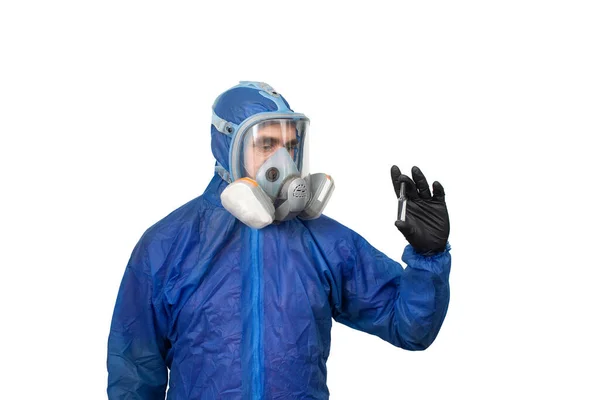 Mężczyzna Ochronnym Niebieskim Garniturze Masce Trzyma Lekarstwo — Zdjęcie stockowe