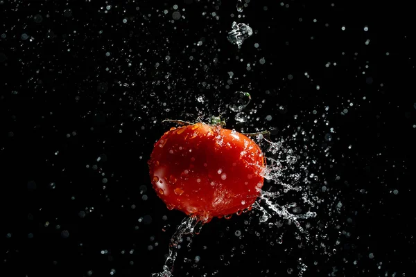 Een Verse Rode Tomaat Vliegt Een Spray Van Water Een — Stockfoto