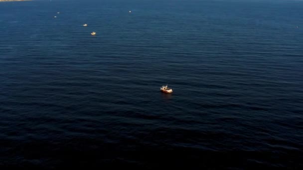 Barca Pesca Naviga Nel Mare Blu — Video Stock