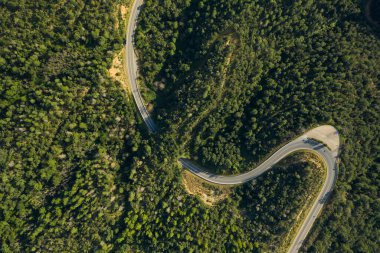 Dağlarda yol. Serpentine