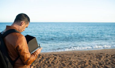 Film yapımcısı İHA ile çekim yapıyor.