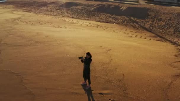 Eine Frau Steht Strand Und Fotografiert Das Meer Mit Einer — Stockvideo