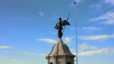 Antik bir Avrupa şehrinin tepesinde. Melek.