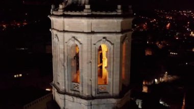 Evlerin kırmızı kiremitli çatıları. Eski sokak. Eski Avrupa şehrinin kuş bakışı görüntüsü. gece görünümü