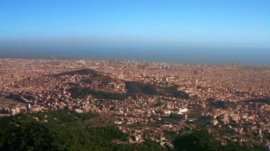 Tibidabo dağından Barcelona 'ya, denize ve dağlara bak.