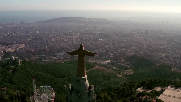 예수의 조각상 위에서 드론으로 촬영하고 바르셀로나와 지중해의 촬영했습니다 주위에서 — 비디오