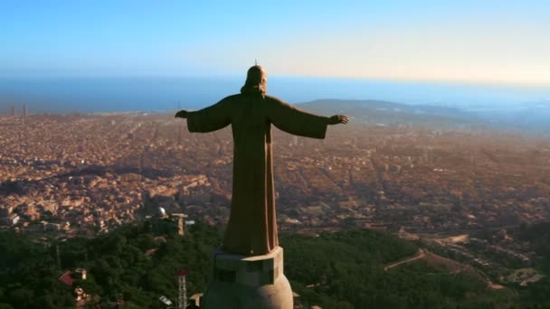 Zbliżenie Strzelanie Drona Rzeźbie Jezusa Górze Tibidabo Widok Barcelonę Morze — Wideo stockowe