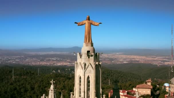 スペインのバルセロナにあるティビダボ山のすべての聖人の寺院にそびえるイエス キリストの彫刻の撮影 — ストック動画
