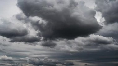 Fırtına bulutları hızlı uçuyor. Zaman turları
