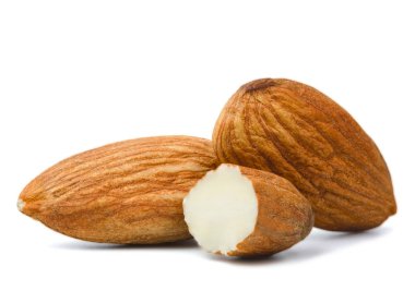 Beyaz arkaplanda izole edilmiş bademler.