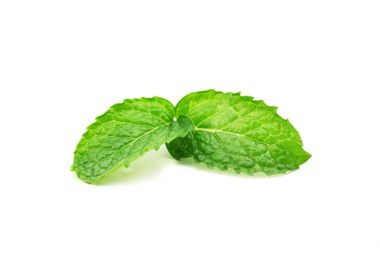 Beyaz bir arka plan üzerinde izole nane yaprağı.