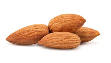 Beyaz arkaplanda izole edilmiş bademler.