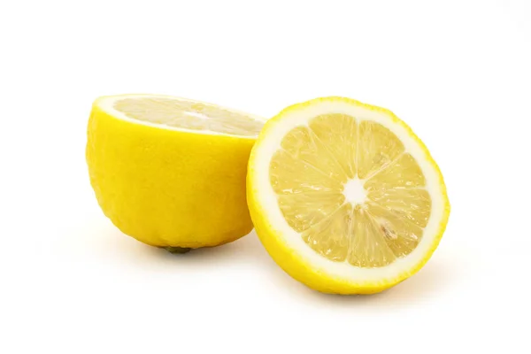 柠檬半切片隔离在白色背景与修剪路径 — 图库照片