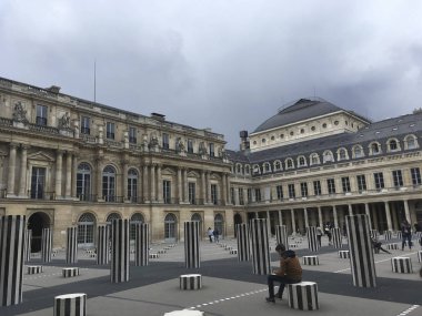 insanlar gündüz görünümü üzerinde Kraliyet Sarayı bahçesinde şeritli sütunlar, Paris