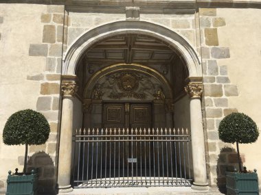 Fontainebleau Sarayı Paris kemerli kapalı giriş gündüz görünümü