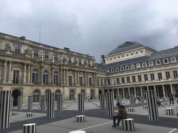 insanlar gündüz görünümü üzerinde Kraliyet Sarayı bahçesinde şeritli sütunlar, Paris
