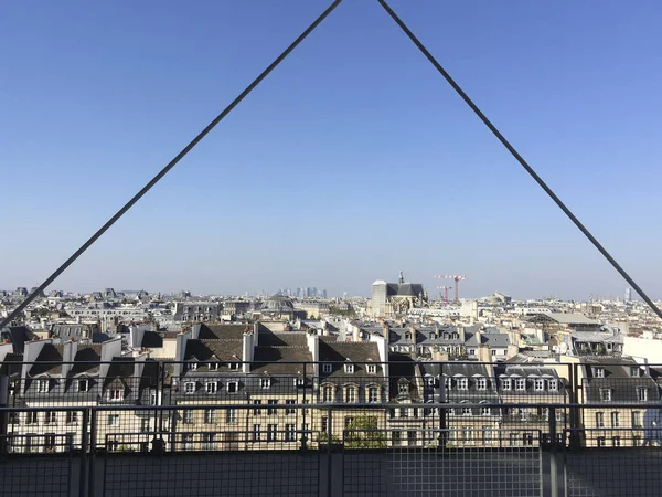 Gündüz görünümü Paris cityscape ve mavi gökyüzü, Fransa ile metal çit