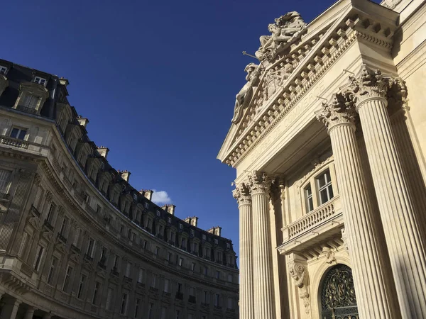 Gündüz görünümü Bourse de ticaret binanın sütunları ve heykeller, Paris, Fransa