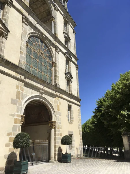 Fontainebleau Sarayı Paris kemerli kapalı giriş gündüz görünümü