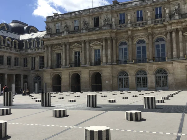 Kraliyet Sarayı avlunun şeritli sütunlar ve turistler, Paris ile gündüz görünümü