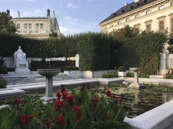 oturmuş İmparatoriçesi Elisabeth Volksgarten Parkı, Viyana, Avusturya pınarlarına tarafından heykeli