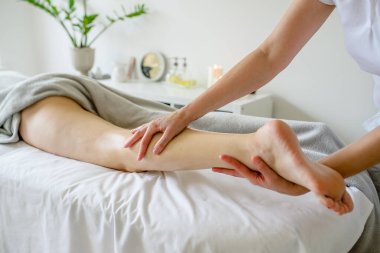 Güzellik salonunda el masajı yapıyor.